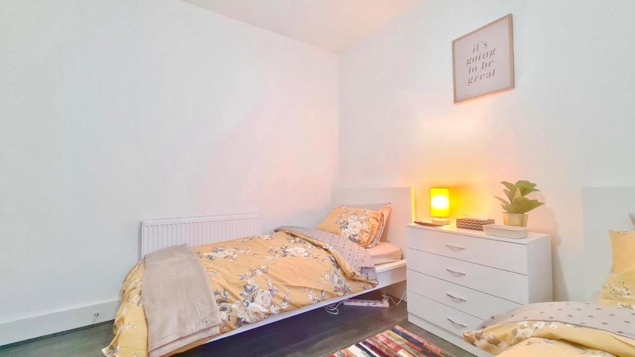 Deluxe Private Room In Manor Park London Exterior photo